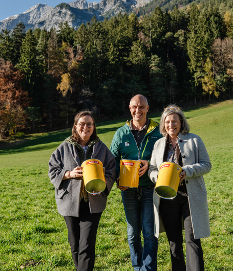 Start für eine neue Partnerschaft: Anton Heufelder (Geschäftsführer Naturpark Karwendel) mit ADLER-Geschäftsführerin Andrea Berghofer (re.) und Claudia Berghofer (Leiterin Unternehmenskommunikation, li.). | © ADLER