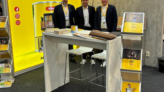 Betreuten gemeinsam den ADLER-Stand auf der DOMOTEX: Handels-Verkaufsleiter Christoph Müller (Mitte) und die beiden Regionalverkaufsleiter für den Handel, Maik Unger (li.) und Enrico Freitag.  | © ADLER