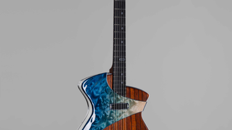Ein Hauch von Ozean: Das Wellenelement auf der RIO-Gitarre hat Pagelli mit Aduro High-Gloss von ADLER hochglanzlackiert.  | © Pagelli Gitarrenbau