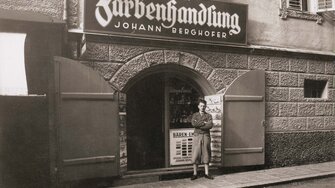 V roce 1934 převzal Johann Berghofer ve starém městě ve Schwazu malou lakovnu a položil základy dnešního obchodu.
