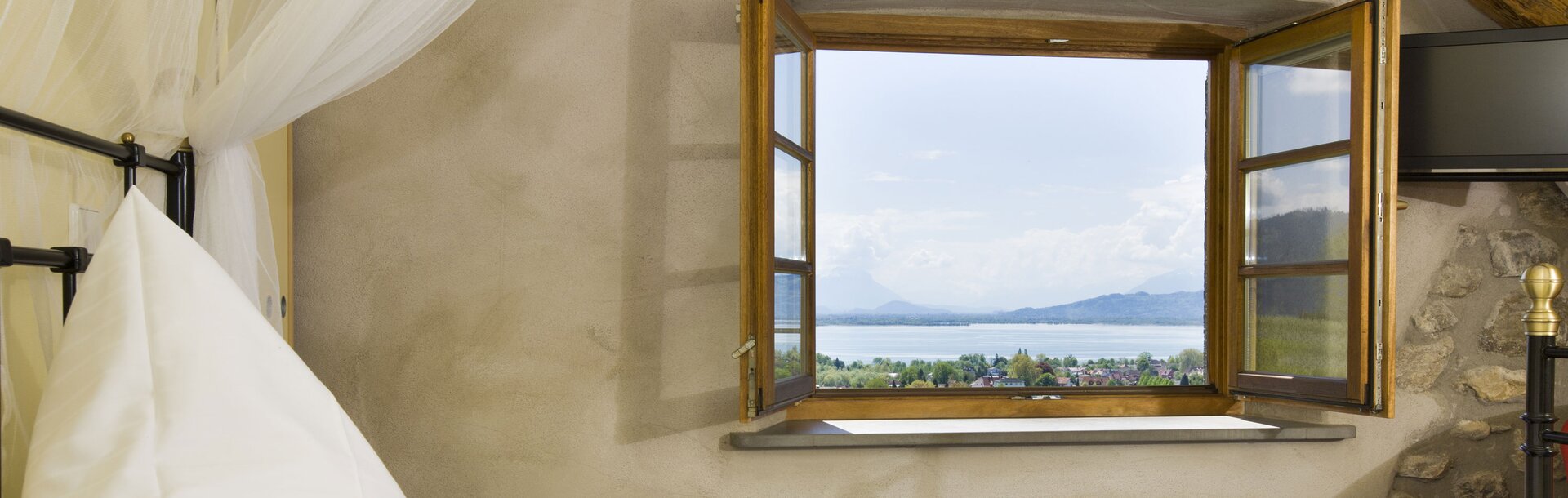 Schlafzimmer mit geöffnetem Fenster |  Ⓒ by-studio - Fotolia