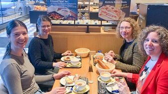 Ein Hoch auf uns! Die ADLER Damen ließen sich zum Weltfrauentag ein energiespendendes Frühstück schmecken. 
