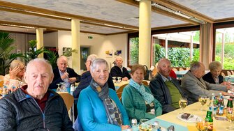 Die Gäste verbrachten einen gemütlichen Nachmittag im Speisesaal des ADLER-Werks.