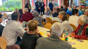 Claudia Berghofer (im Hintergrund li. mit Dr. Albert Keiler und Günther Berghofer) hieß die Besucher/-innen herzlich willkommen.