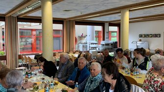 Die Gäste verbrachten einen gemütlichen Nachmittag im Speisesaal des ADLER-Werks.