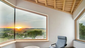 Neviditelná ochrana dřevohliníkových oken: S Aquawood Nativa okna působí, jako by nebyly vůbec ošetřeny. (Foto: Fenster Mersch)