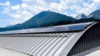 S moderním fotovoltaickým systémem si nový závod ADLER obstarává vlastní elektřinu.