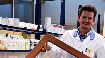 ADLER-Vývojář Simon Leimgruber ukazuje vzorek s povrchovou úpravou ADLER Aquawood Diamond. (Foto: ADLER)