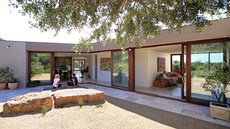 ADLER Aquawood Diamond je ideálním řešením hlavně pro velké prvky oken a posuvných dveří. Foto: Paarhammer Okna a dveře / Foto s laskavým dovolením Viridian. Fotografie: Peter Hyatt.