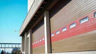 Špičkový 2K PU Multilack produkt od firmy ADLER nabízí přilnavost a spolehlivou ochranu i na náročných površích - jako jsou garážová vrata s práškovým nástřikem nebo hliníková okna.