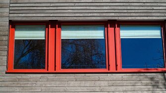 Špičkový 2K PU Multilack produkt od firmy ADLER nabízí přilnavost a spolehlivou ochranu i na náročných površích - jako jsou garážová vrata s práškovým nástřikem nebo hliníková okna.