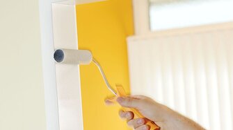 Univerzální malířská barva Aqua-Nova Pro vytváří rovnoměrný vzhled povrchu při natírání štětcem nebo válečkování.