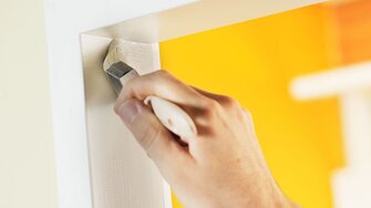 Univerzální malířská barva Aqua-Nova Pro vytváří rovnoměrný vzhled povrchu při natírání štětcem nebo válečkování.