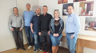 Prodejní tým na fotografii zprava doleva: Igor Valach, obchodní manažer; Stanislava Zacharová, manažerka distribuční sítě, Július Šlajferčík, Prešovský kraj, Košice; Marián Žiška, Bratislavský kraj, Trnava; Anton Macanga, Trenčianský kraj, Žilina; Stanislav Repka, Banskobystrický kraj, Nitra