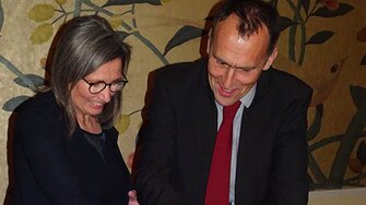 Generální ředitelka společnosti ADLER krájí společně s jednatelem ADLER Česko žlutý dort ve tvaru tradiční plechovky.