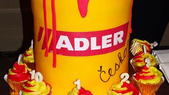 Žlutý narozeninový ADLER dort nejen dobře vypadal, ale také všem gratulantům výborně chutnal.