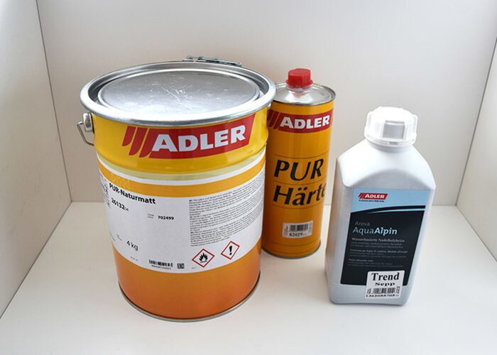 Diese Produkte benötigen Sie: Die Beize ADLER Arova Aqua-Alpin Trend im Farbton Sepp und den Decklack ADLER PUR-Naturmatt mit ADLER PUR Härter.