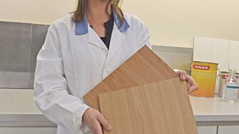 Zatímco běžné PUR laky zvýrazňují kresbu dřeva (vlevo), s novým Aduro Vitea zůstává původní optika zachována (vpravo) (Foto: ADLER)