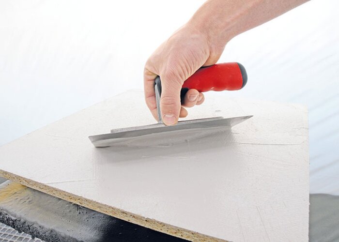 KROK 2 – Rozetření laku ADLER betonový efekt