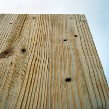 Čím silněji dřevo kartáčujeme, tím výraznějšího efektu moření dosáhneme.