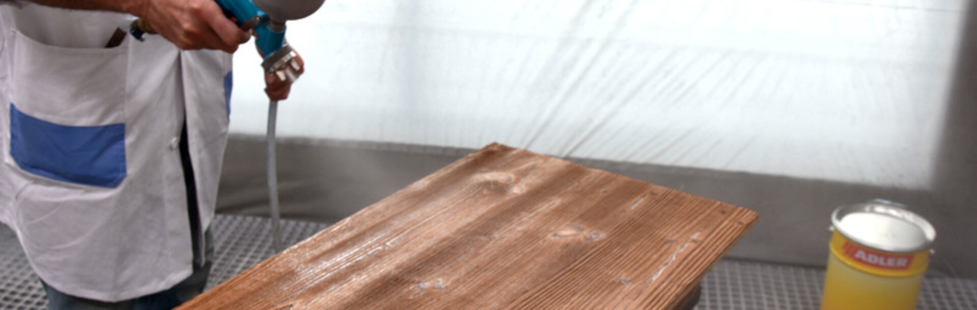 Namořenou plochu dvakrát přelakujeme matným vrchním lakem.