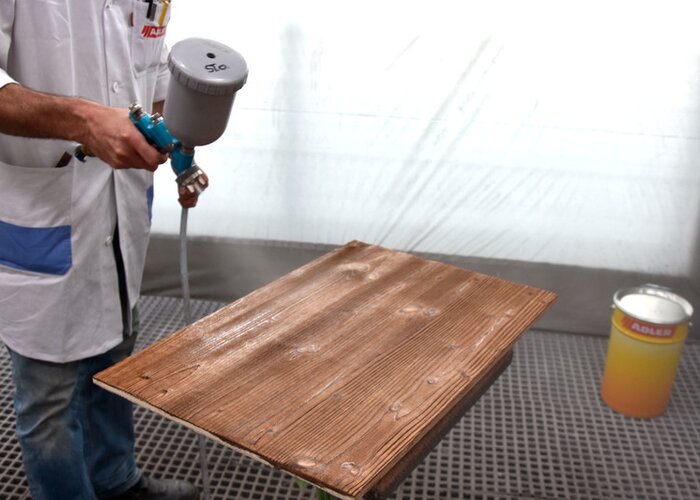 Namořenou plochu dvakrát přelakujeme matným vrchním lakem.