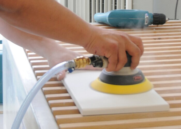 Po zaschnutí následuje mezibrus zrnitostí 280.