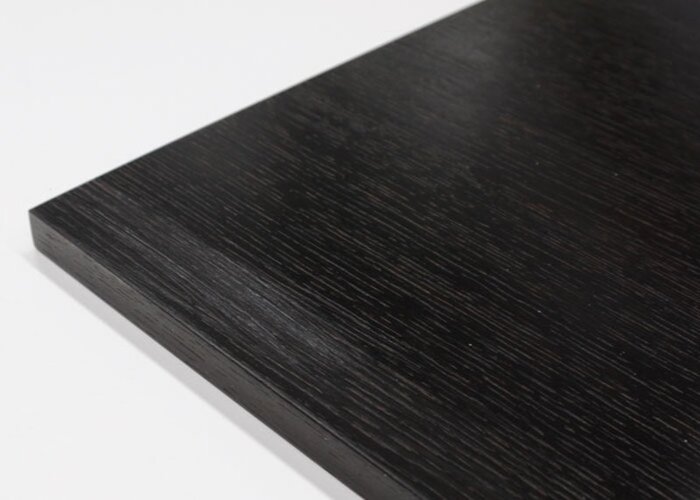 Vorher: Die Holzoberfläche sieht deutlich abgenutzt aus.