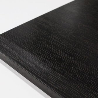 Vorher: Die Holzoberfläche sieht deutlich abgenutzt aus.