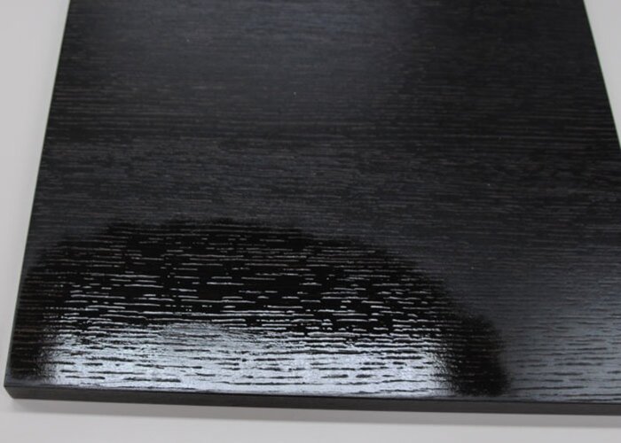 Falls notwendig, können Sie die Stelle nach einigen Minuten ein zweites Mal besprühen. Mehrere dünne Schichten sind besser als eine dicke.