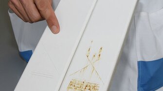 Rozdíl nepřipouští žádné pochybnosti: V případě běžné povrchové úpravy (vpravo) způsobuje poškožení povrchu nepěkné fleky - Aquawood InterCar SH (vlevo) vám garantuje trvalou ochranu.