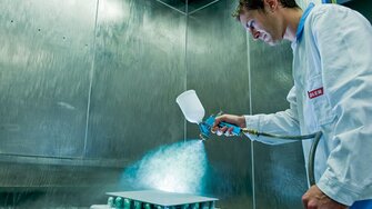 Jednou nalakovat, jednou přebrousit a hotovo! Nový vodní lak Adler Bluefin Smart je králem efektivity.