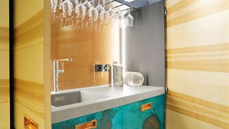 Metalické efekty umožňují jedinečný vzhled každého kusu nábytkového dílu. Foto: www.schreinerei-beer.de