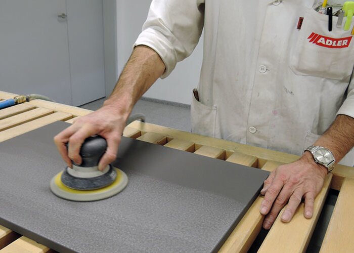 Nach dem Trocknen stufenweise schleifen