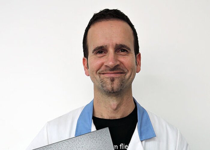 Anziehend wie ein Magnet! ADLER-Anwendungstechniker Stefan Oberladstätter zeigt den Echteisen-Effekt.