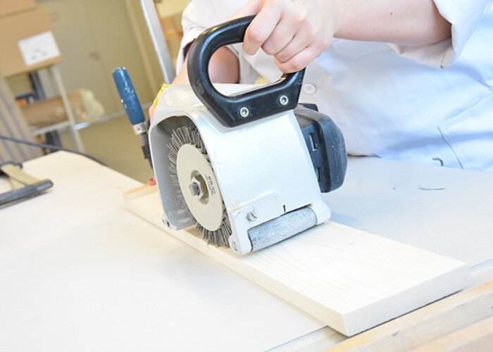 Schritt 1: Fichtenholz bürsten