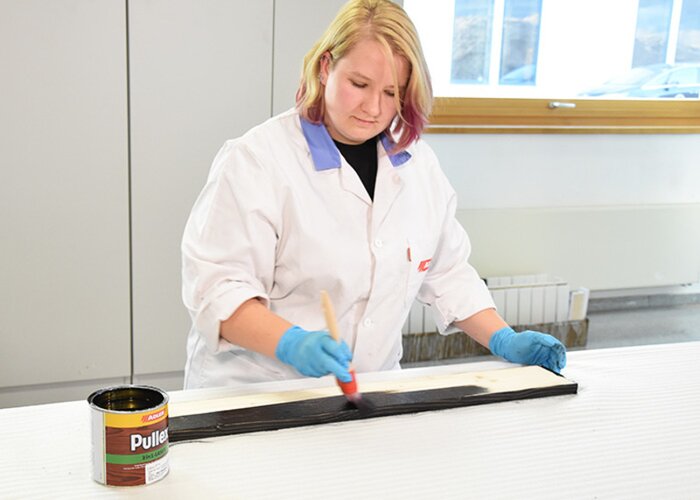 Schritt 2: Erster Anstrich: Danach streichen Sie die Flächen satt-in-satt