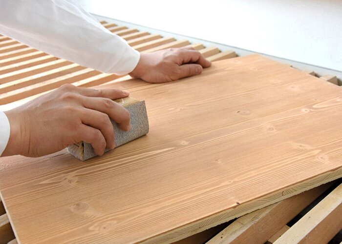 Schritt 3: Nach dem Grundieren mit Aquawood Protor Base L kommt das Schleifen mit KÖ120...