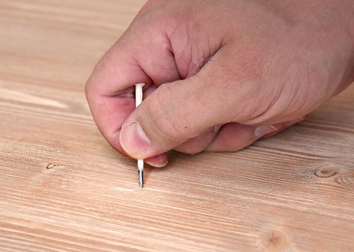 Schritt 4: Klopfen Sie nun Wurmlöcher in das Holz...