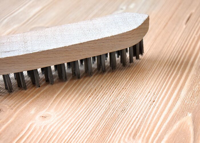 ...und bearbeiten Sie das Holz mit einer Drahtbürste.