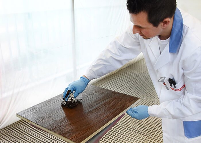 Schritt 5: Nun wird das Holz mit Protor-Primo eingerieben...