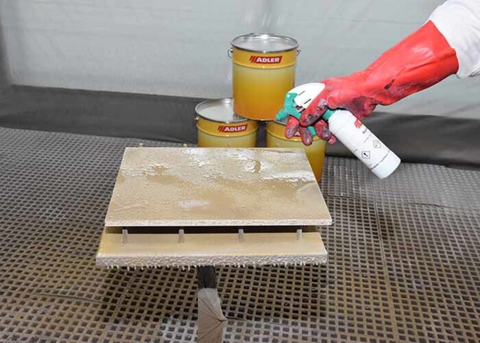 Schritt 2: Erster Anstrich: Danach streichen Sie die Flächen satt-in-satt