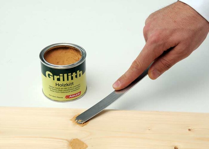Krok 1: Jednoduše vtlačte tmel na dřevo stěrkou do vadného místa