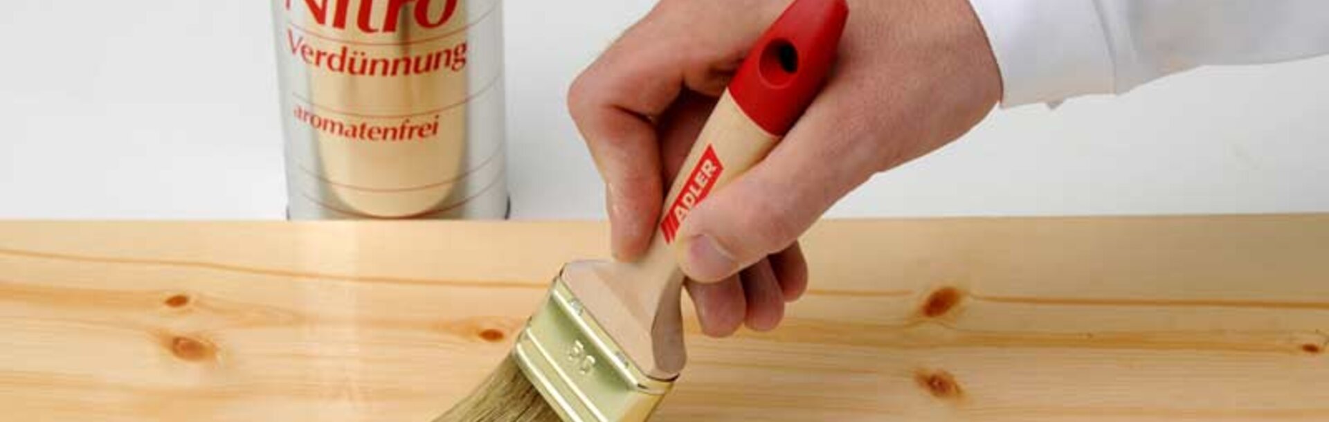 Odstranění pryskyřice můžete provádět štětcem 