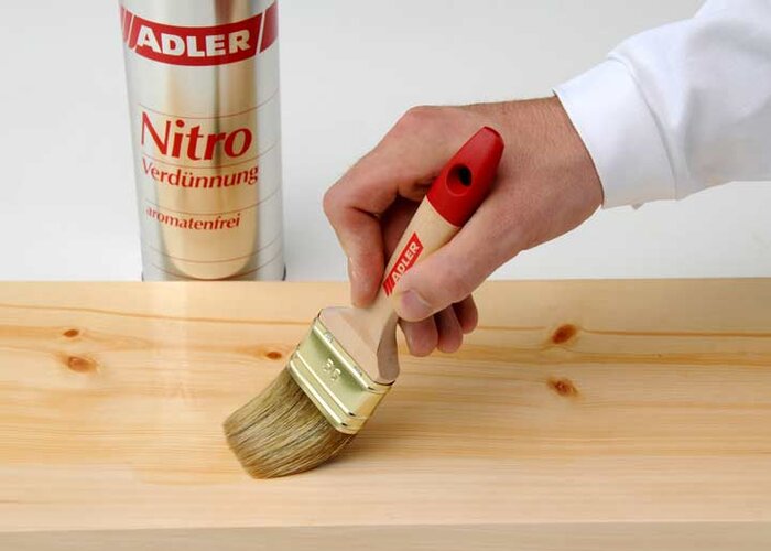 Odstranění pryskyřice můžete provádět štětcem 