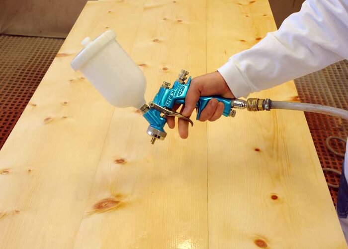 Odstranění pryskyřice můžete provádět také stříkací pistolí