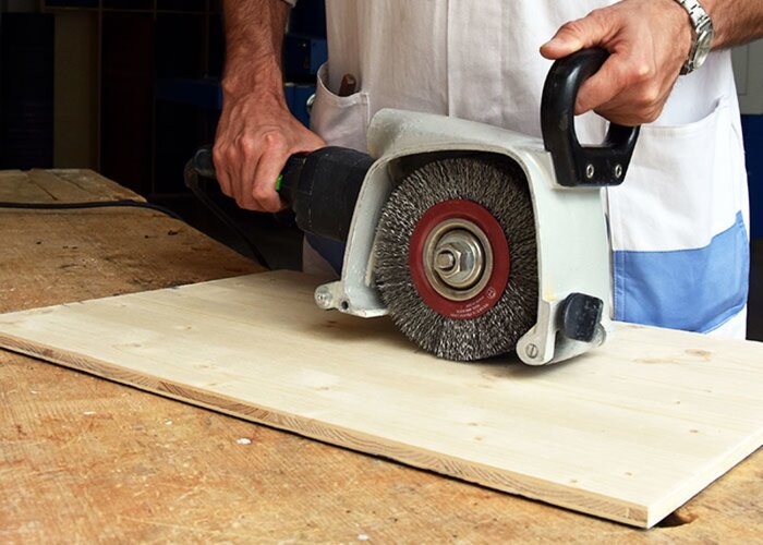 Fichtenholz wird maschinell gebürstet.