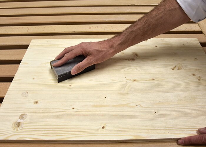 Nach dem Bürsten wird die Holzoberfläche vorsichtig geglättet.