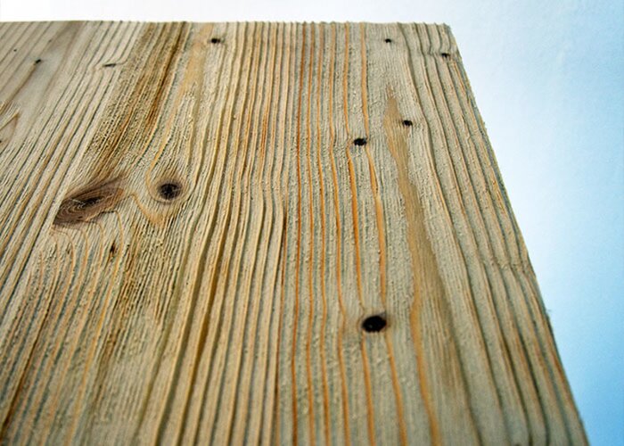 Je stärker das Holz gebürstet wird, desto markanter fällt der Beizeffekt aus.