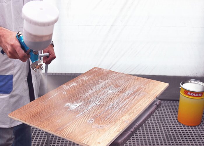 Die Beize wird im Spritzverfahren satt aufgetragen …